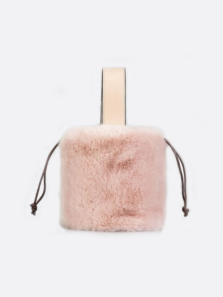 Sac à main avec fausse fourrure rose pâle